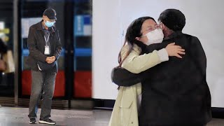 An Elderly Man Cant Find Family at the Subway Station  Social Experiment 地铁站里看到一位老人举动异常，路人主动上前询问 [upl. by Elayor]