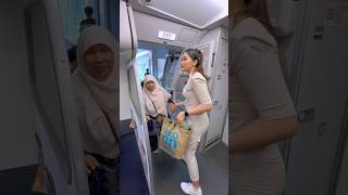 Pramugari Cantik Super Air Jet Menyambut Penumpang Masuk ke Dalam Pesawat [upl. by Sabian]