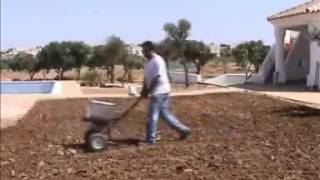 Preparación del terreno para la siembra de césped [upl. by Elletnohs]