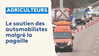 Blocages des routes par les agriculteurs  les automobilistes soutiennent le mouvement [upl. by Ramgad360]