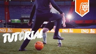 VOETBAL TRICKS met TOUZANI  SCHAREN [upl. by Enylorac495]