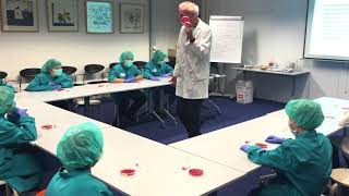 Ger Rijkers van University College Roosevelt leert kinderen wat bacterieën zijn [upl. by Amary]