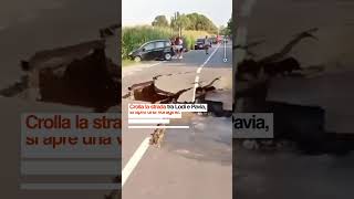 Crolla la strada tra Lodi e Pavia e si apre una voragine un auto si ferma a pochi metri dalla buca [upl. by Colline]