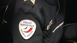 Suicides dans la police le dépôt des armes aux vestiaires estil une solution [upl. by Pirnot]