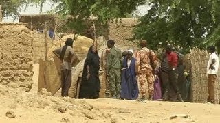 Larmée malienne traque les terroristes sur lîle de Kadji  0403 [upl. by Relyuhcs]