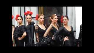 Desfile Simof 2014 a los pies de La Giralda [upl. by Nosnevets]