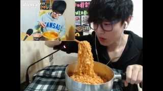 불닭 빨리먹기 대결 Buldak stirfried noodles speed eating show ChocoMan Korean mukbang eating show [upl. by Dylane]