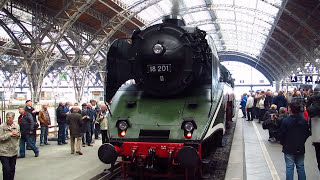 Leipzig HBF Die imponierende Dampflok 18201 bei der Ausfahrt [upl. by Meehsar584]