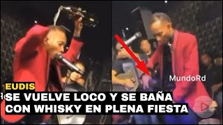 Bachatero Eudis el invencible se vuelve loco y en pleno concierto se baña con Whisky [upl. by Ilyse]