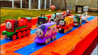 lets see Thomas and Friends  Play cartoon toys Kana Yong Bao Sandy Molly Spenser Harold [upl. by Hoskinson27]