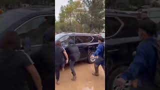 Vecinos de Paiporta DESTROZAN el coche de Pedro Sánchez cuando huía de Paiporta [upl. by Fedak908]