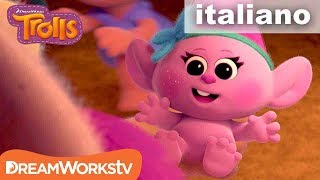 Clip quotHelloquot  TROLLS DreamWorksTVEspanol [upl. by Barfuss551]