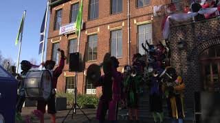 Zie ginds Komt de Stoomboot door pieten orkest De Pepernoten Jongens in Sinterswijk [upl. by Odnalro]