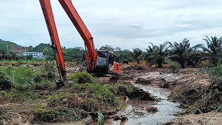 Bahaya Lahan Sudah Mulai Banjir‼️Excavator Long Arm Gali Parit Tanah Sabun [upl. by Hayashi]