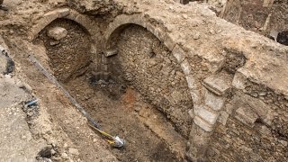 Archéologie une cave du MoyenÂge découverte à Chartres [upl. by Fondea]