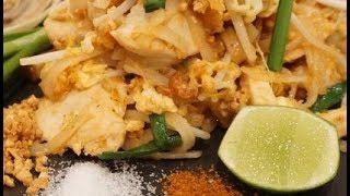 Culinair Thailand met Roger van Damme  Pad Thai [upl. by Ethbinium]