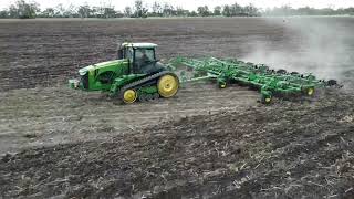 Farming the black soil plains darling downs QLD John Deere 8370rt with 2430 John Deere chisel plow [upl. by Angelina]