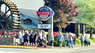 Gatlinburg Saturday’s Busy Sidewalks Perfect Weather Traffic amp Crowd  615PM on April 27 2024 [upl. by Siuqcram]