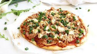 Recette  Pizza au thon chèvre oignon nouveau et tomate [upl. by Steinke]