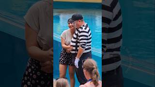 O mímico Tom ficou olhando a mão dela na barriga dele 😲😮😂🤣tomthemime seaworldmime seaworldorlando [upl. by Adelbert]