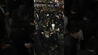 Rubashkin greeted by thousands as he arrives at 770 [upl. by Nurat11]