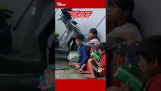 Respect satpol PP ini sengaja berpurapura tak melihat karena merasa kasihan pada anak penjual tisu [upl. by Eniamrehs]