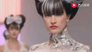 Chanel  Haute Couture 春夏时装走秀 蝴蝶结抢眼 [upl. by Tapes]