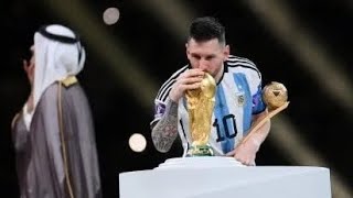 El romanticismo de Lionel Messi al tocar por primera vez con sus Labios la Copa del Mundo [upl. by Solly]