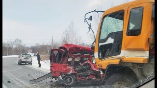 Вылетел под грузовик момент смертельного ДТП в Хабаровском крае [upl. by Hodges]