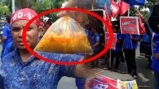 Buruh Bawa Lontong sebagai Simbol Penolakkan Kenaikan UMP yang Sangat Kecil [upl. by Lilaj]