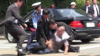 独占スクープ安倍晋三総理車列に男突入即警視庁SPに取り押さえられる終戦の日 2013815 [upl. by Audun331]