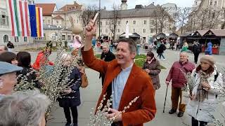 Palmbuschensegnung am Klagenfurter Ostermarkt durch Dompfarrer Dr Peter Allmaier [upl. by Ahsinotna385]