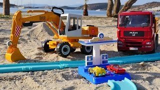 Tolle Spielzeugautos  Kipplaster und Bagger  Wir spielen am Strand [upl. by Tremaine871]