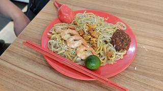 Best Fried Hokkien Mee Noodles  Singapore Hawker Food  Yong Heng Fried Squid Prawn Mee [upl. by Cyrus]