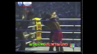 Lamnammoon Sor Sumalee vs Langsuan Panyuthaphum [upl. by Zucker]