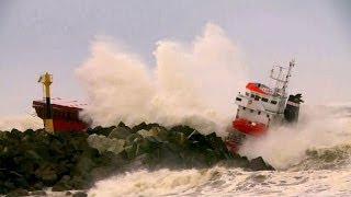 Sturm schmettert Frachter an Atlantikküste [upl. by Nilson]