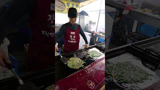 한장에 5천원 모란 오일장 부추전 달인  Master of making chives pancake shorts  korean street food [upl. by Amitarp]