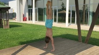 Verticale handstand Ginnastica artistica allenamento al parco artistic gymnastics training [upl. by Noterb104]