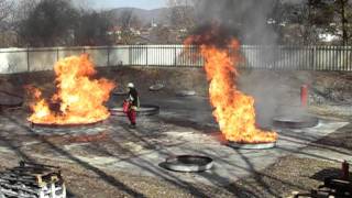 Feuerlöschen 3 Wannen mit Pulver [upl. by Tiphanie254]