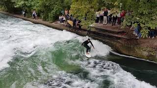 Surfen in München Eisbach Profis und Anfänger auf der Eisbachwelle [upl. by Ahcsap730]