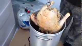 Pavo frito 2 Frying turkey [upl. by Willette]