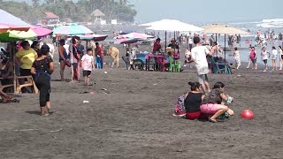 Salvadoreños aprovechan asuetos para visitar las playas [upl. by Nuy]