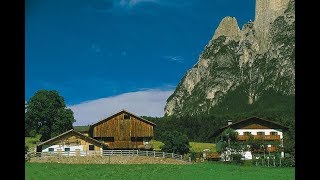 Urlaub auf dem Bauernhof in Südtirol  Roter Hahn Funtnatscherhof in Völs am Schlern [upl. by Nytsyrk808]