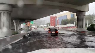 Las fuertes lluvias causan inundaciones en Dubái [upl. by Tifanie320]