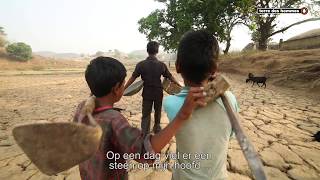 Kinderarbeid in India  Rajat werkt al zes jaar in de micaindustrie [upl. by Anyaled944]