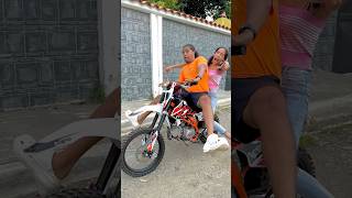 A esta niña le encanta mi motocross 🏍️👧🏻🤣 motocross moto shorts funny [upl. by Etnwahs]