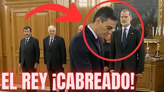 EL ENFADO del REY FELIPE mientras SÁNCHEZ PROMETE su cargo como PRESIDENTE sobre la CONSTITUCIÓN [upl. by Lawrenson]