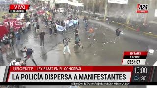 🔴 TENSIÓN Así se enfrentaron manifestantes y la policía mientras se trataba la ley bases [upl. by Eugenia]