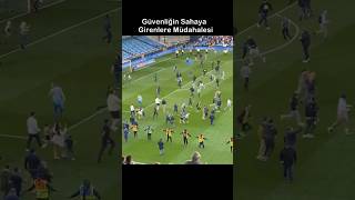 Güvenliğin Sahaya Girenlere Sert Müdahalesi 😂 futbol mizah [upl. by Ehgit145]