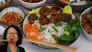 Vermicelles de riz avec des boulettes de viande au caramel le tout arrosé de sauce nems  Bun Cha [upl. by Nanreik39]